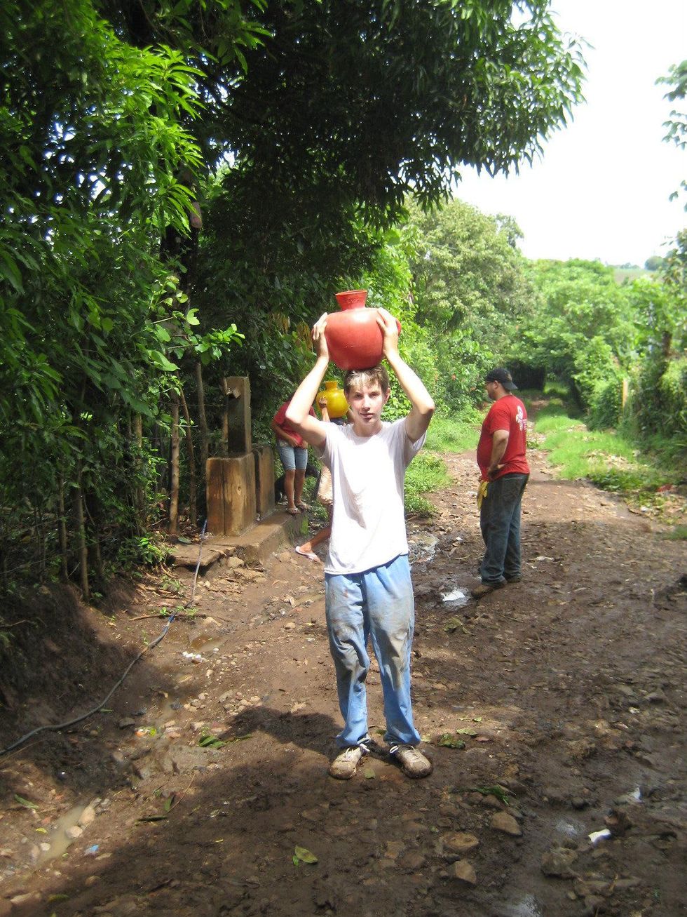 Child volunteering in El Salvador