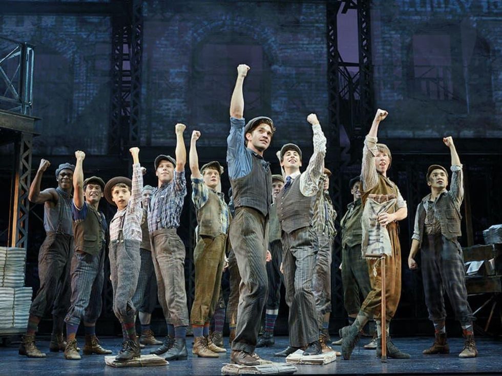Dan DeLuca and cast of national tour of Newsies