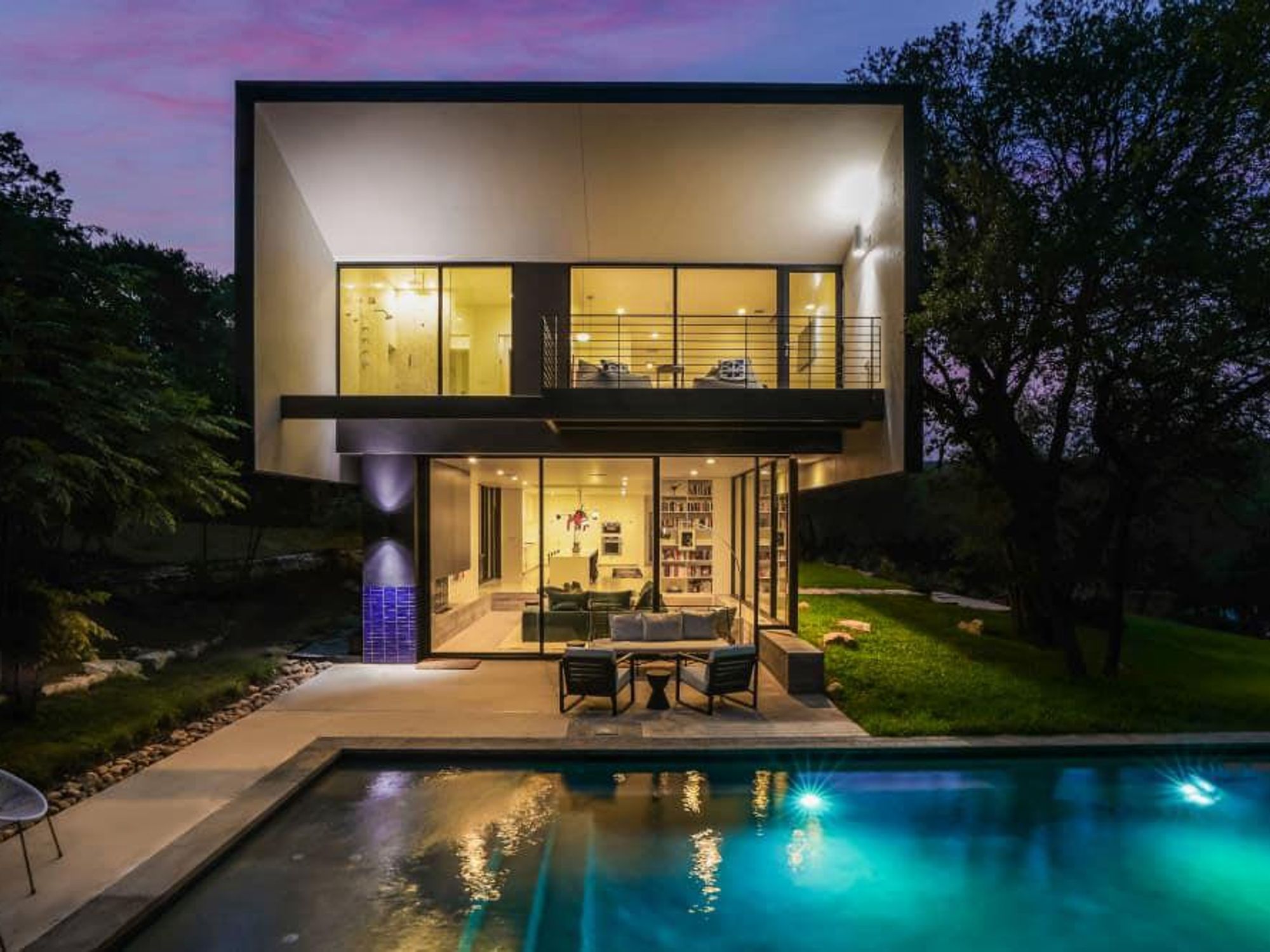 Designed by alterstudio, the home was built for Counting Crows instrumentalist Charlie Gillingham and TV exec, Nikki Varhely-Gillingham.