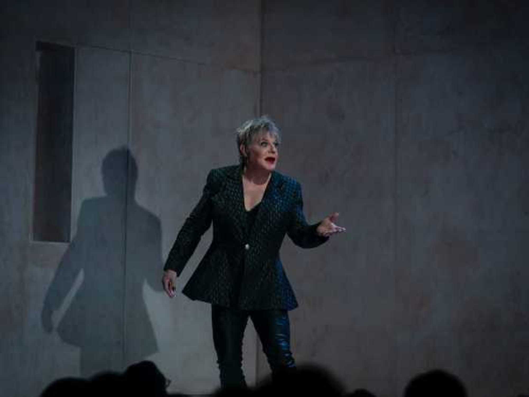 Eddie Izzard Hamlet