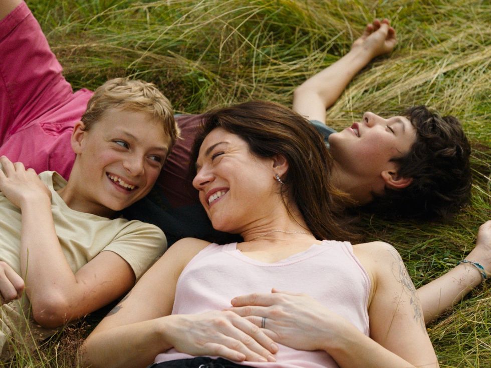 Eden Dambrine, \u00c9milie Dequenne, and Gustav De Waele in Close