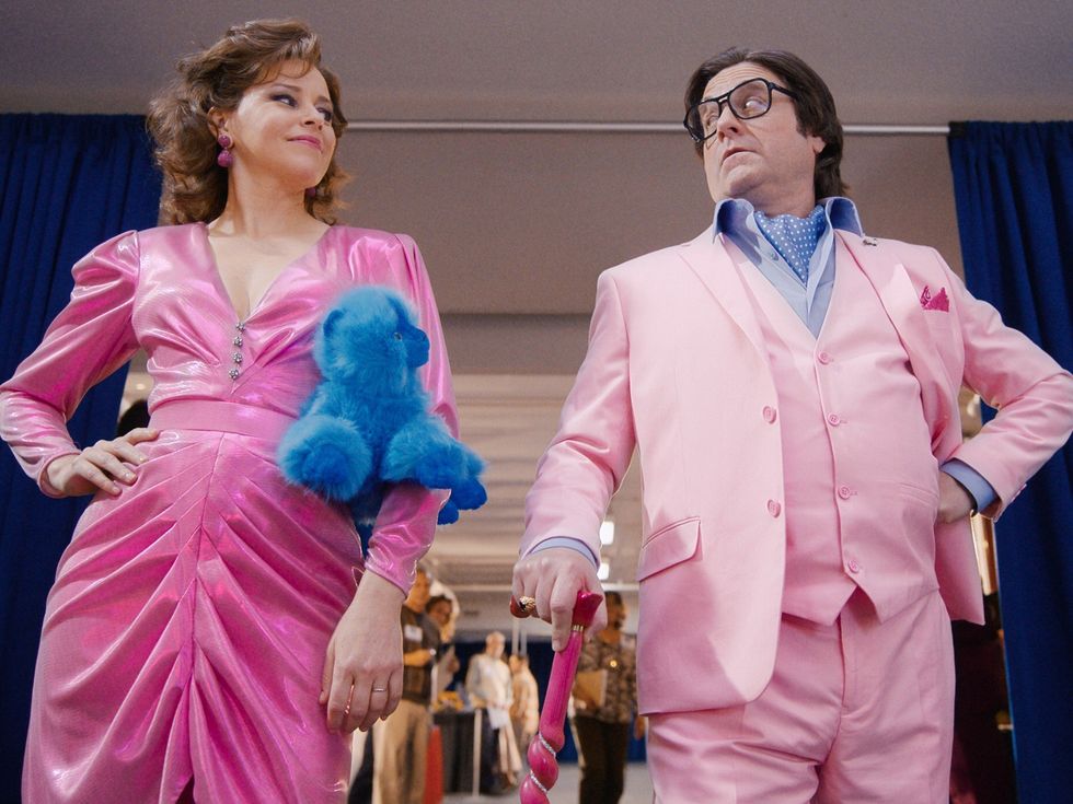 Elizabeth Banks and Zach Galifianakis in The Beanie Bubble