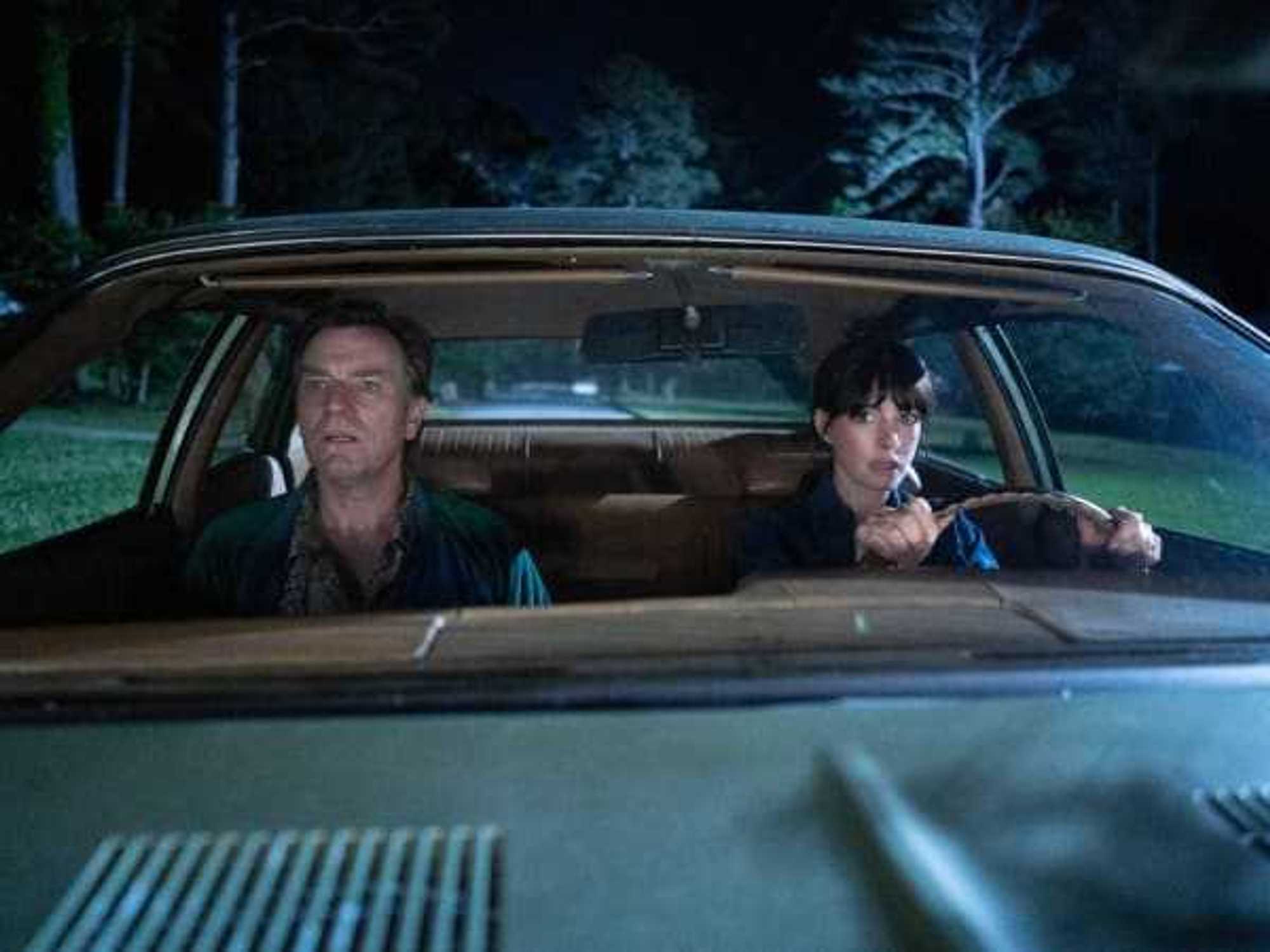 Ewan McGregor and Anne Hathaway in The End of Oak Street