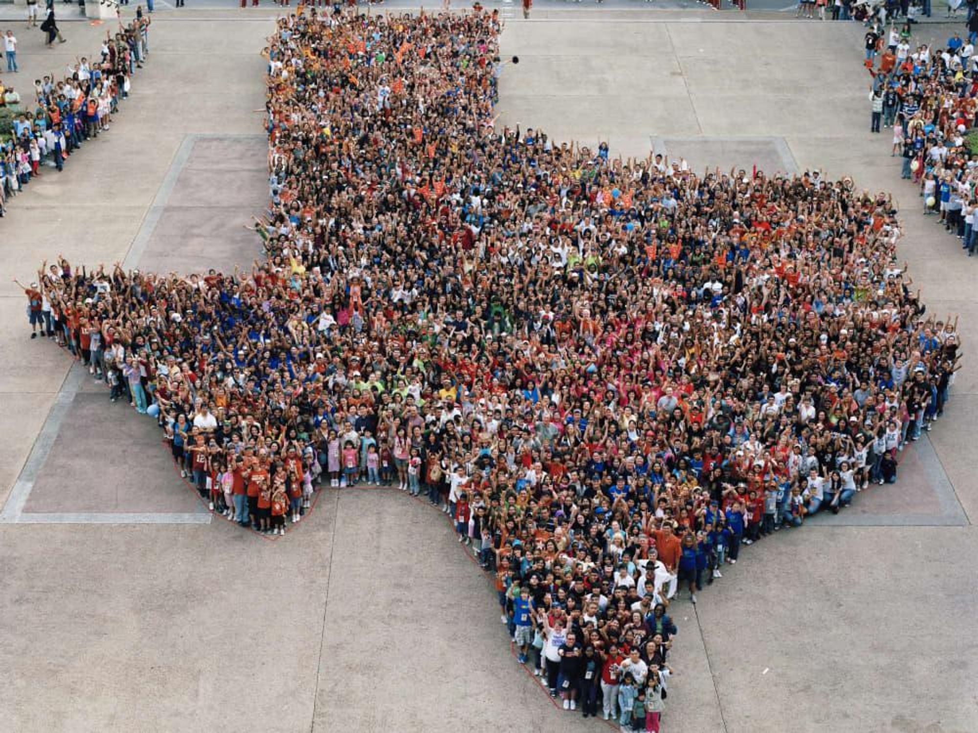 Explore UT 2009 class photo with students forming Texas at University of Texas