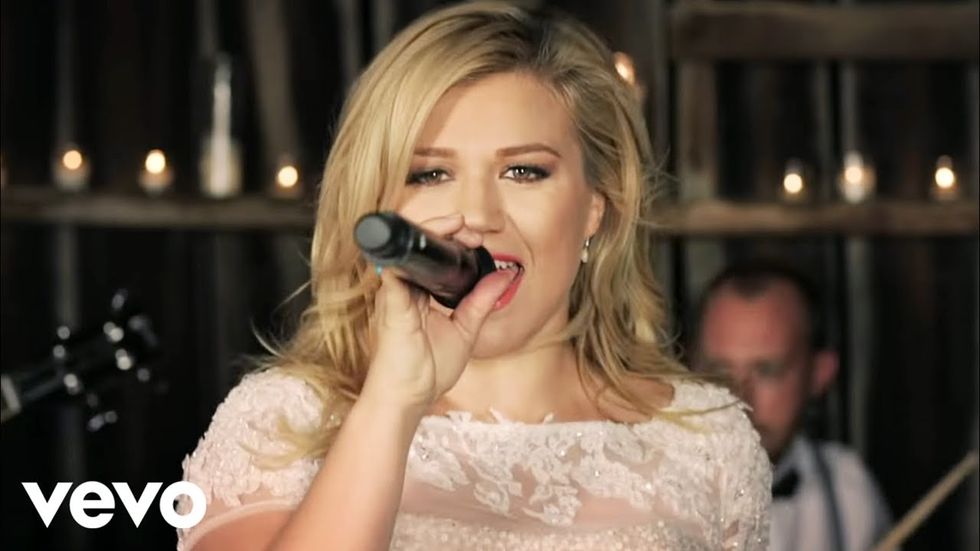 Kelly Clarkson cancels lavish wedding but still plans "happily ever after" ending