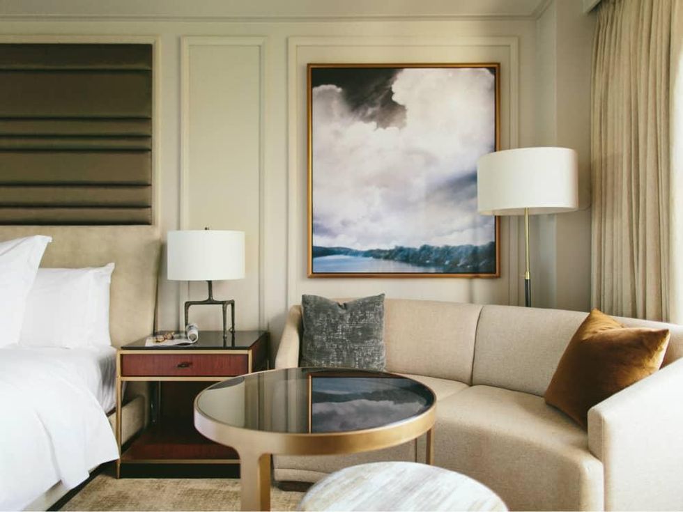 Four Seasons guestroom sitting area