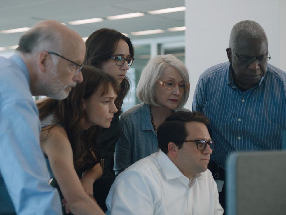 Frank Wood, Carey Mulligan, Zoe Kazan, Patricia Clarkson, Davram Stiefler, and Andre Braugher in She Said
