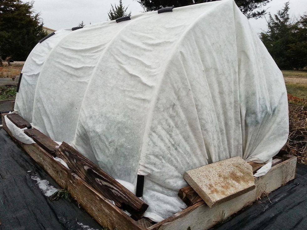 Frost blanket structure made of PVC pipe