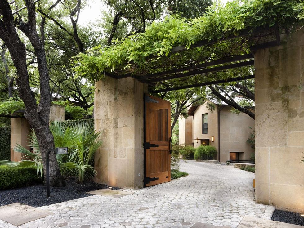 gate of 2800 Stratford