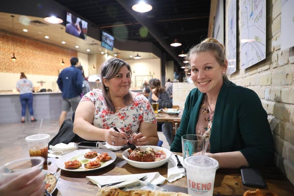 girls dining in Temple