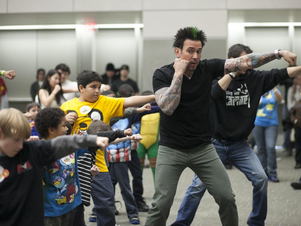 Green Ranger Jason David Frank giving karate class for kids at Austin Wizard World Comic Con