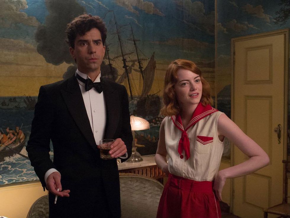 Hamish Linklater and Emma Stone in Magic in the Moonlight
