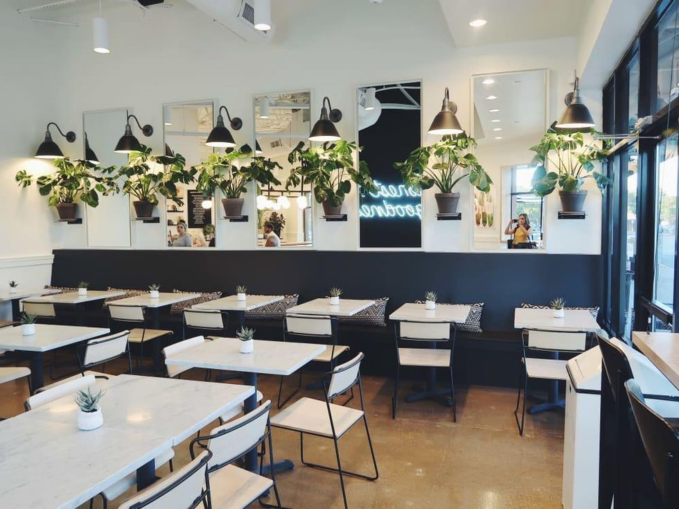 Honest Marys interor