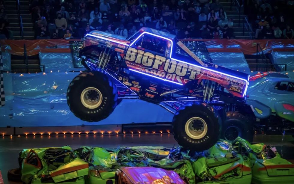 Hot Wheels Monster Trucks Live! Glow Party