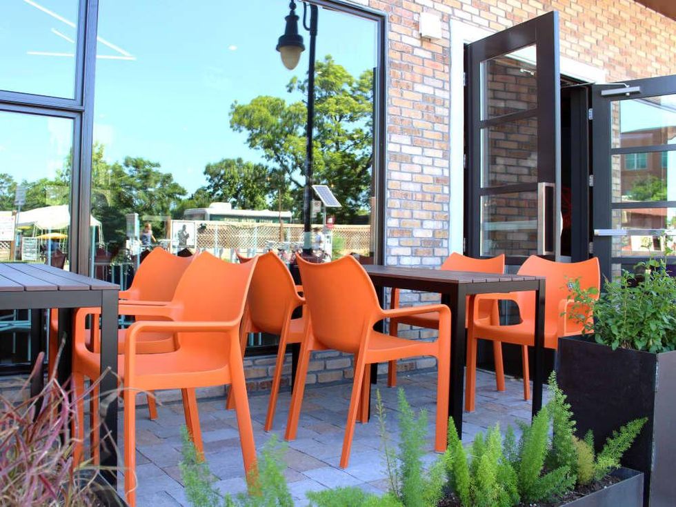 Hotel Eleven 11th Street Austin 2016 front patio cafe