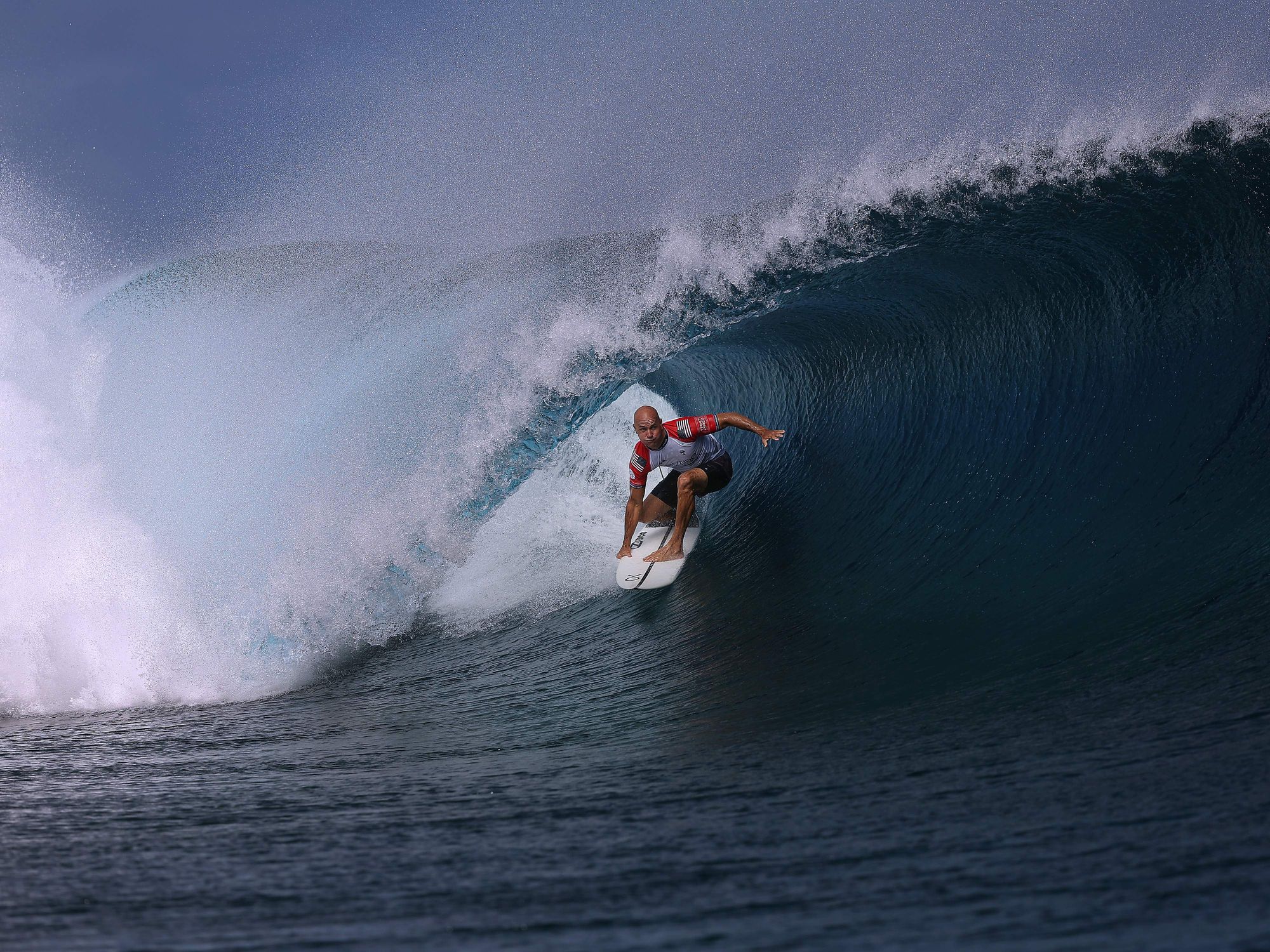Kelly Slater surfer in barrel