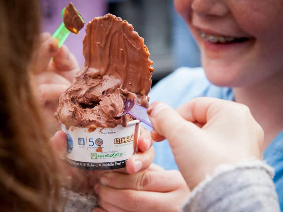 kids eating cup of Italian gelato