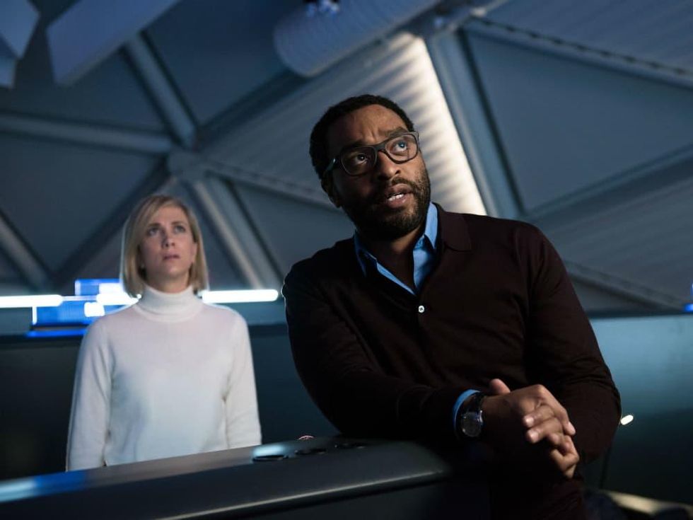 Kristen Wiig and Chiwetel Ejiofor in The Martian