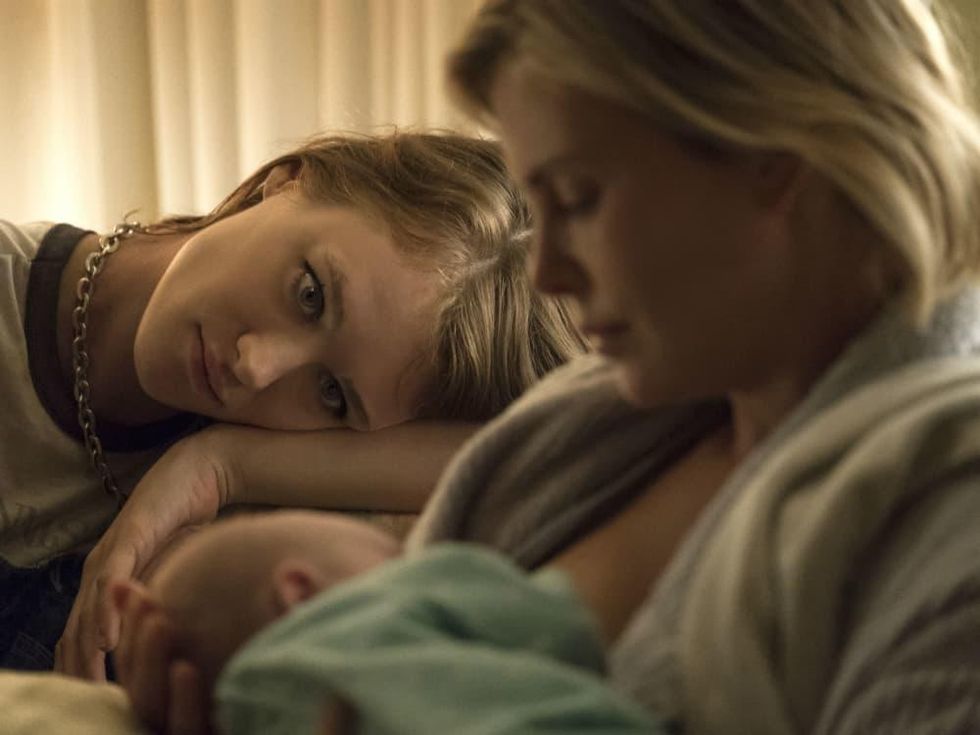 Mackenzie Davis and Charlize Theron in Tully