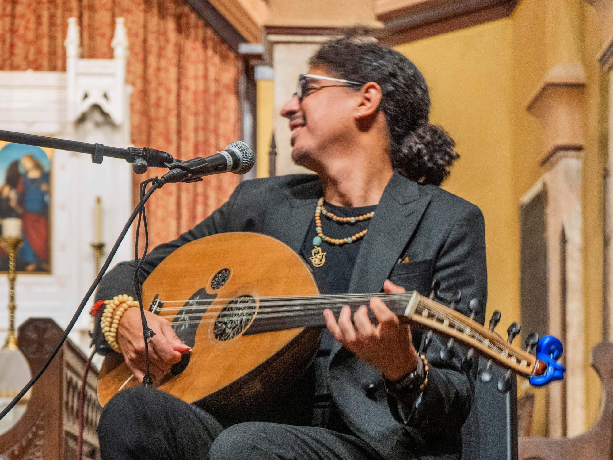 Mahmoud Chouki playing oud
