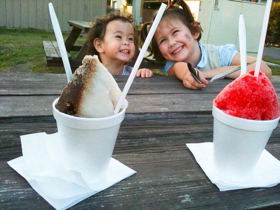 MAM'S House of Ice Snoballs food truck Houston girls with snowcones