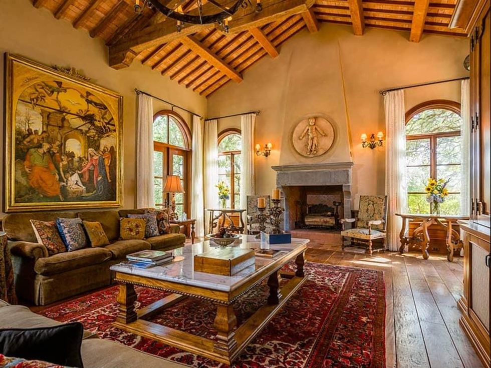 Mandola's estate in Austin living room