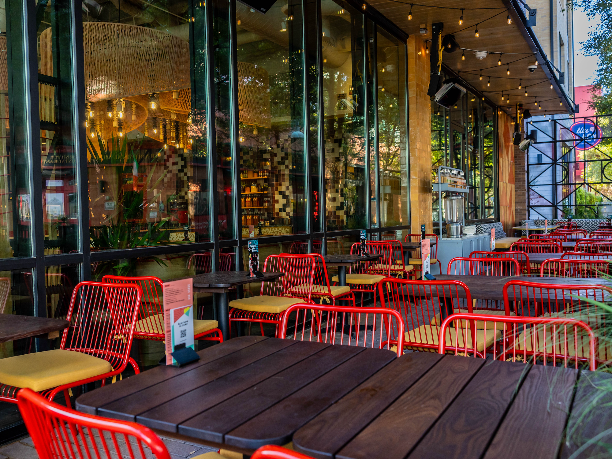 Nando's PERi-PERi Austin patio