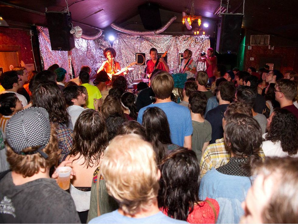 News_Cindy_Hikes_Crowd_Oct_2013