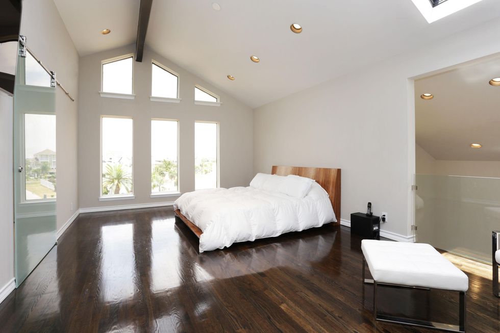 On the Market 102 Lanai St. Tiki Village Galveston August 2014 bed