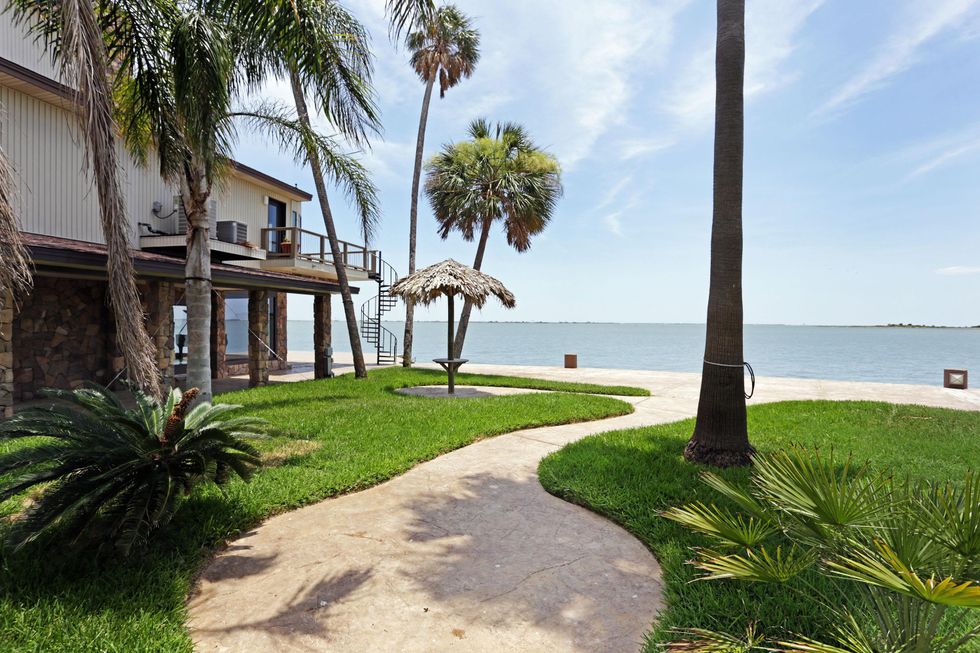 On the Market 102 Lanai St. Tiki Village Galveston August 2014 sideyard