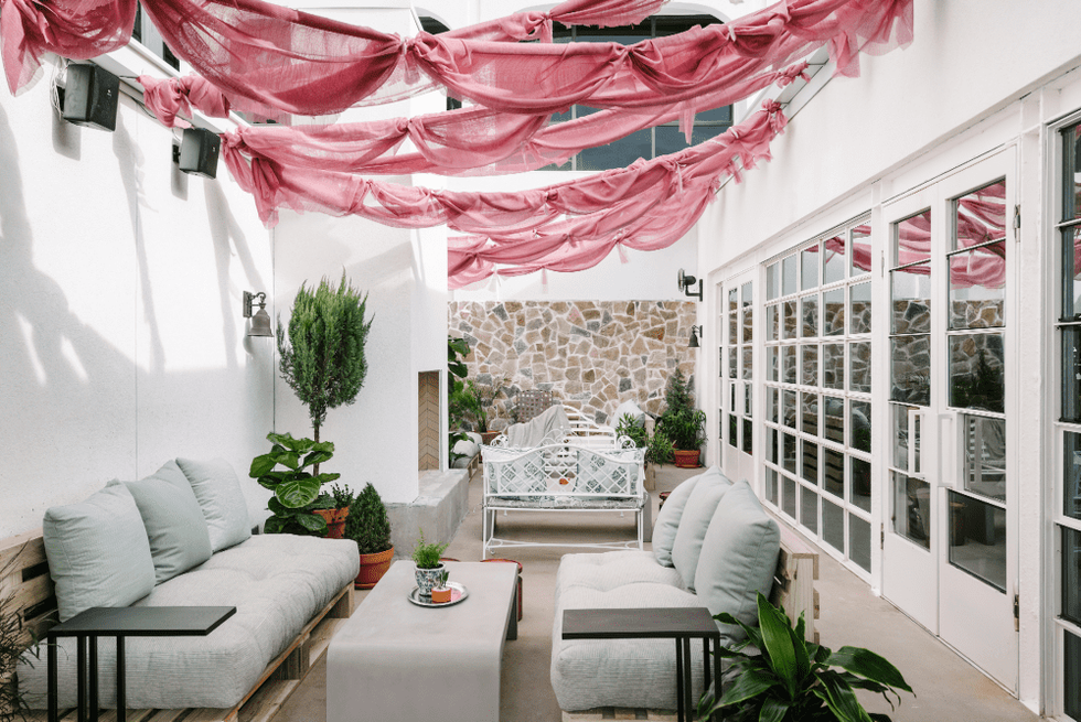 P6 Austin outdoor living room