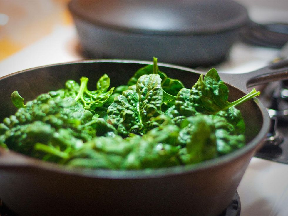 Photo fo fresh spinach in an iron skillet