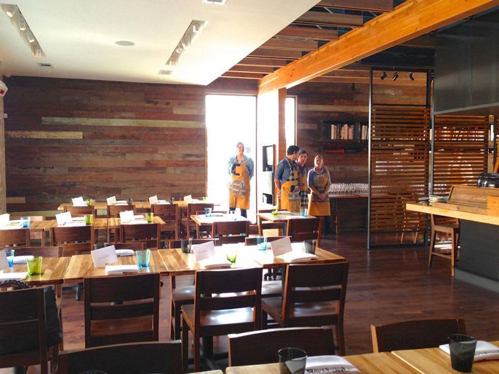 Qui wide interior with waiters