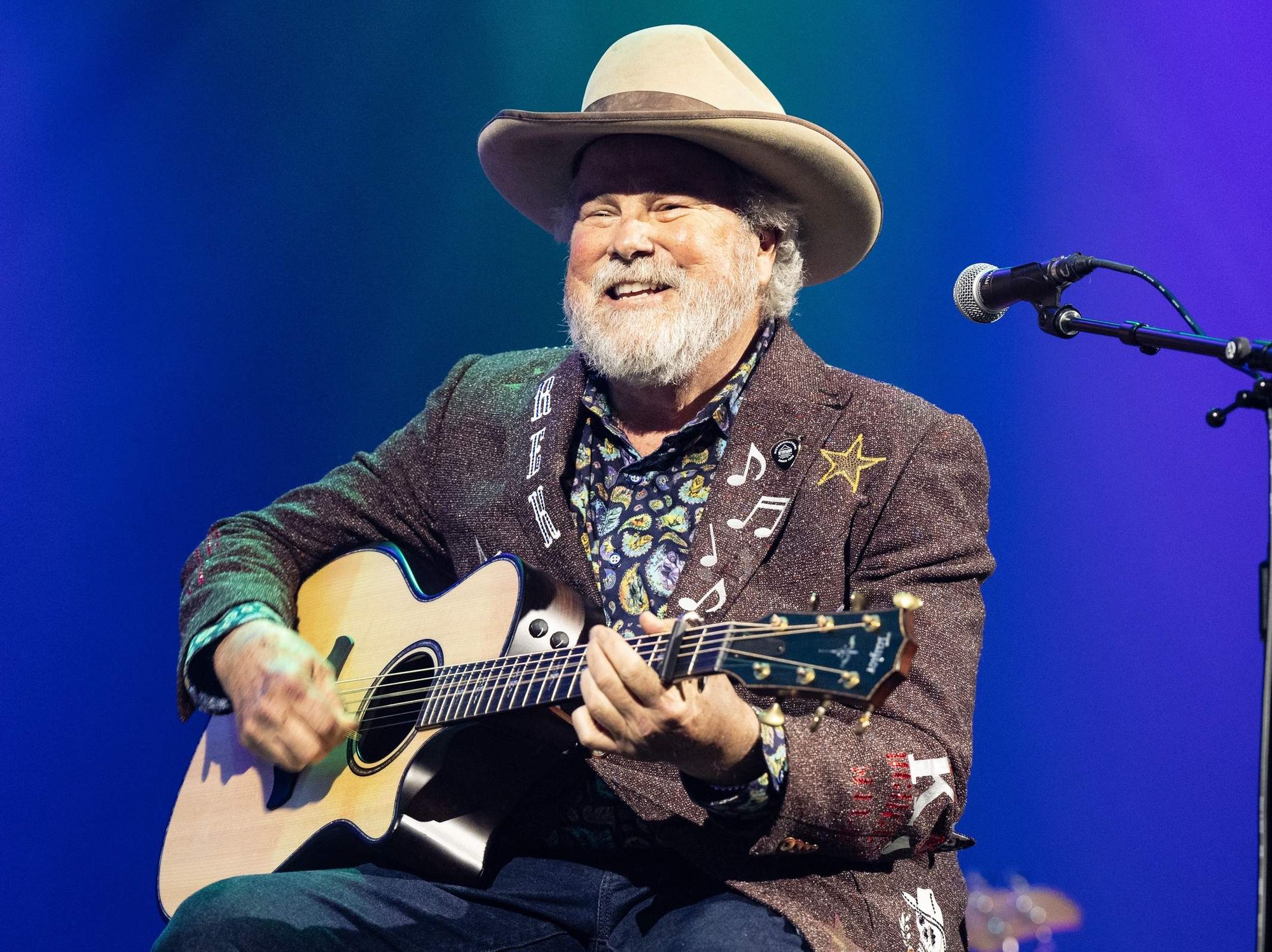 Robert Earl Keen performing