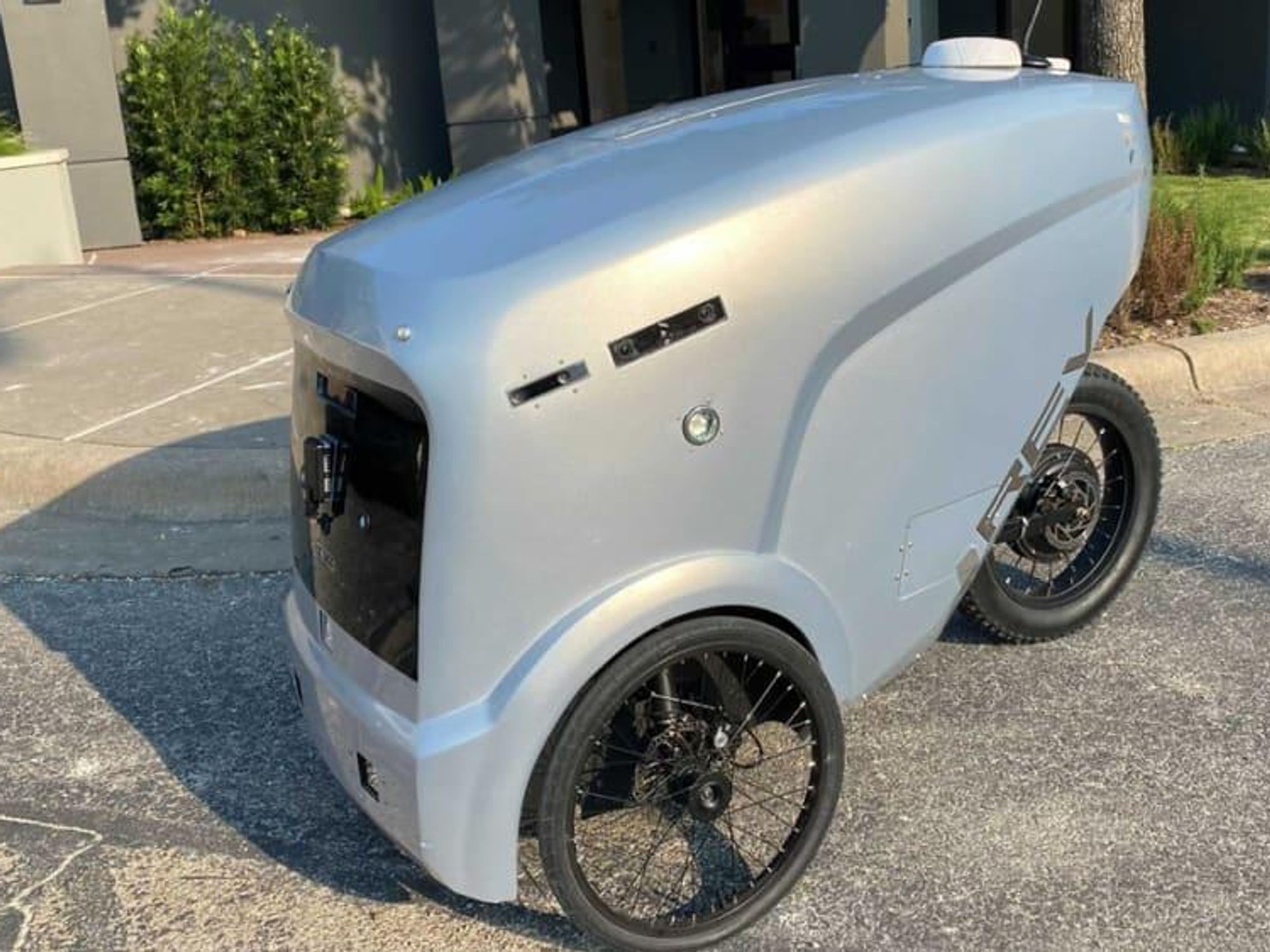 Robot food delivery device in Austin