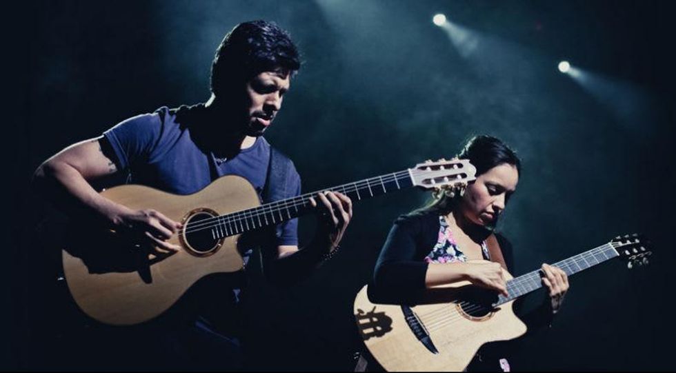 Rodrigo Y Gabriela playing guitar