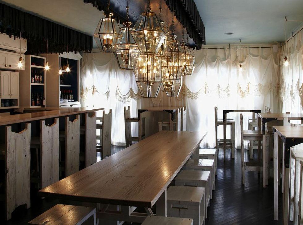 Tastemaker restaurant Lenoir interior light and airy wooden table