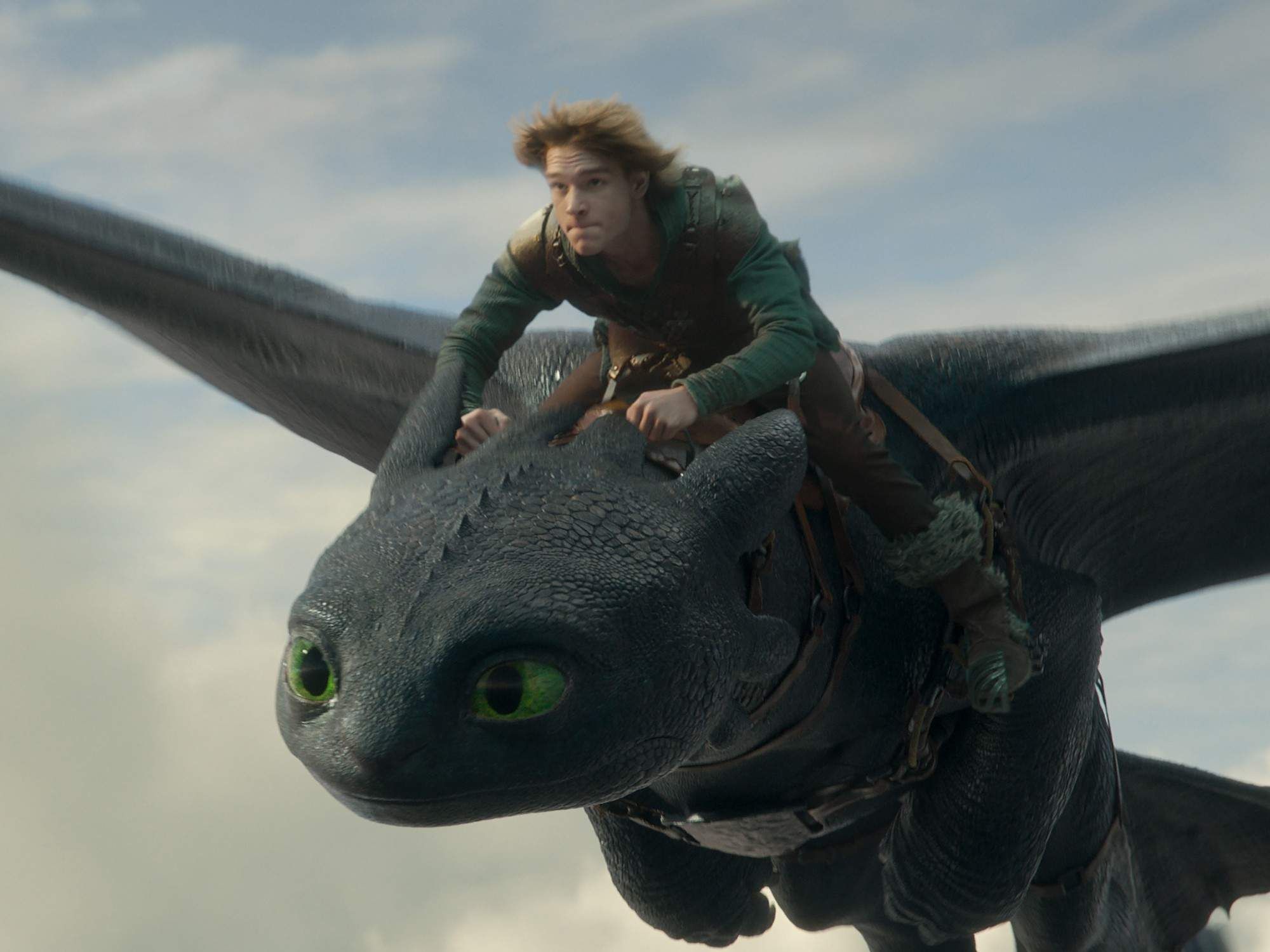 Toothless and Mason Thames in How to Train Your Dragon