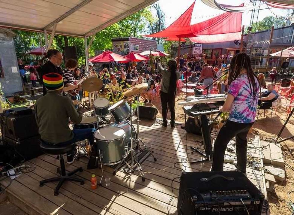 Manor Road stages huge neighborhood party and more top Austin news