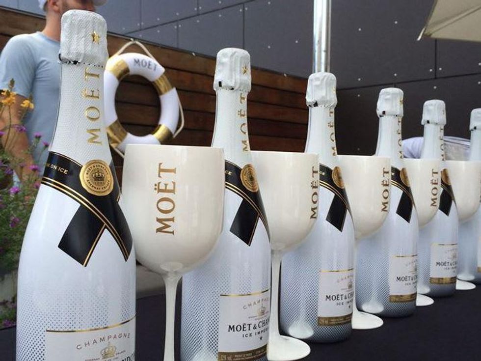 W Austin On Deck Series Moet